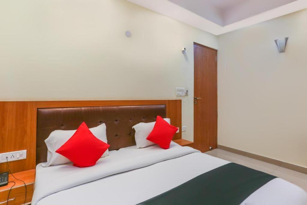 Capital O Bvh Hospitality Near Pvr Ansal Plaza Greater Noida Hotel Kültér fotó